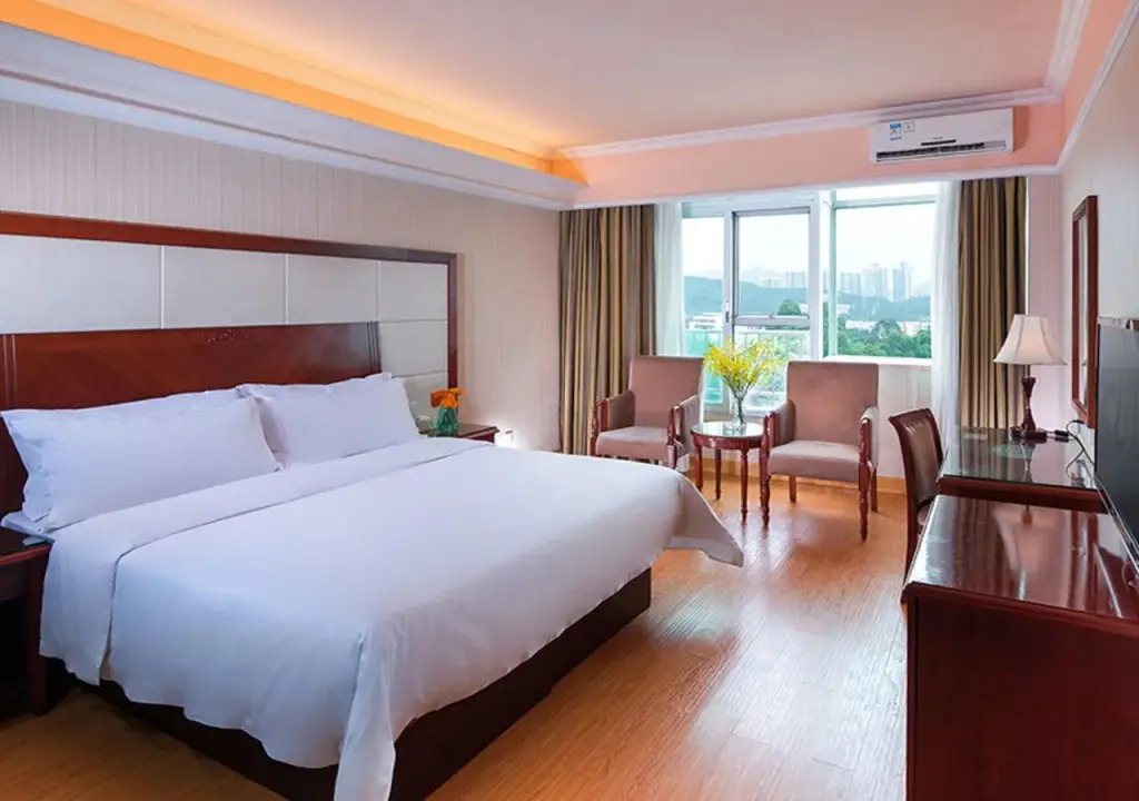 Шэньчжэнь: Vienna International Hotel (Shenzhen Shuanglong Subway Station)
