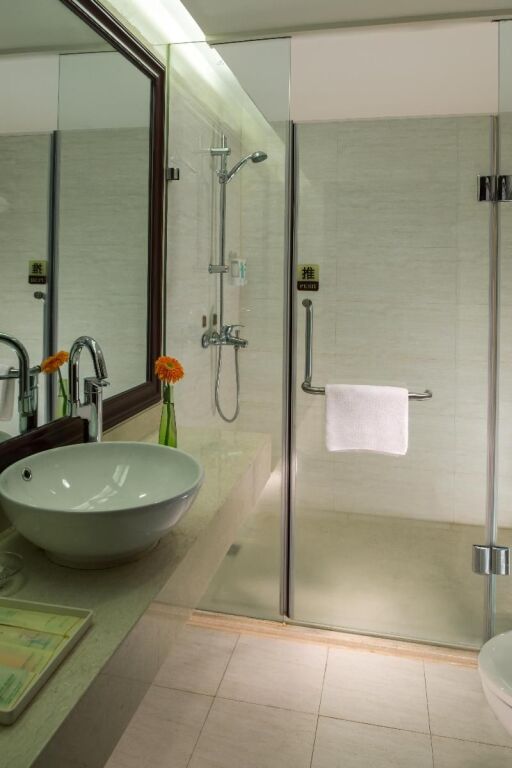Шэньчжэнь: Vienna Hotel Shenzhen Pinghu Center Metro Station