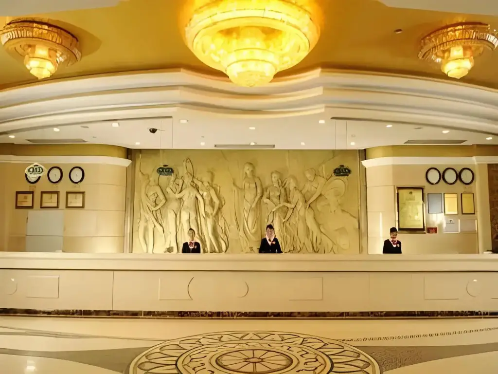 Шэньчжэнь: Vienna Hotel Shenzhen Pinghu Center Metro Station