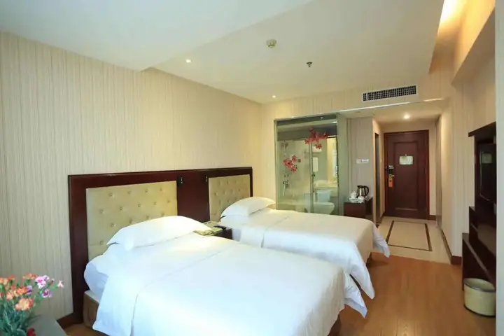 Шэньчжэнь: Vienna Hotel Shenzhen Pinghu Center Metro Station