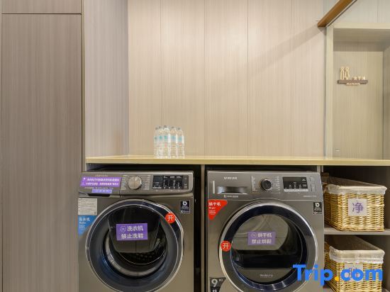 Далянь: HanTing Premium Hotel (Dalian Renmin Road, Gangwan Square Metro Station)