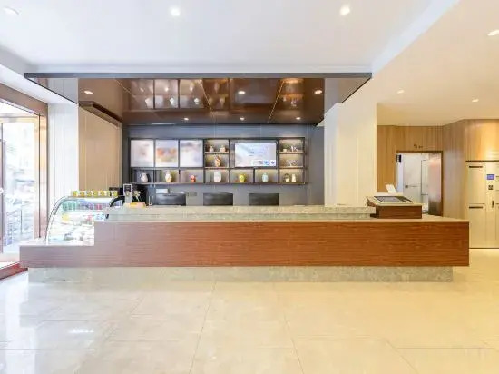 Далянь: HanTing Premium Hotel (Dalian Renmin Road, Gangwan Square Metro Station)