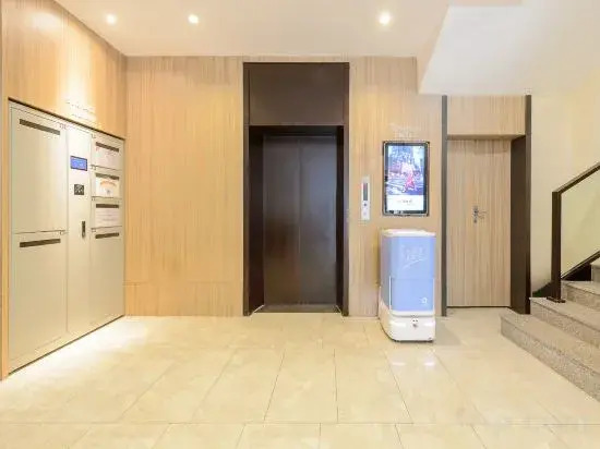 Далянь: HanTing Premium Hotel (Dalian Renmin Road, Gangwan Square Metro Station)