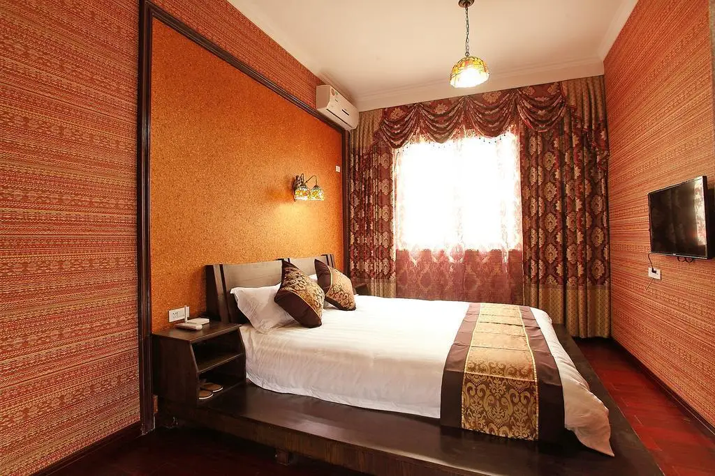 Цзясинь: Southern Autumn Inn