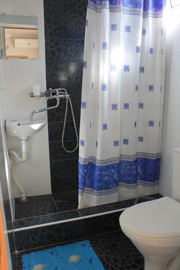 Лоо: Guest House Galina