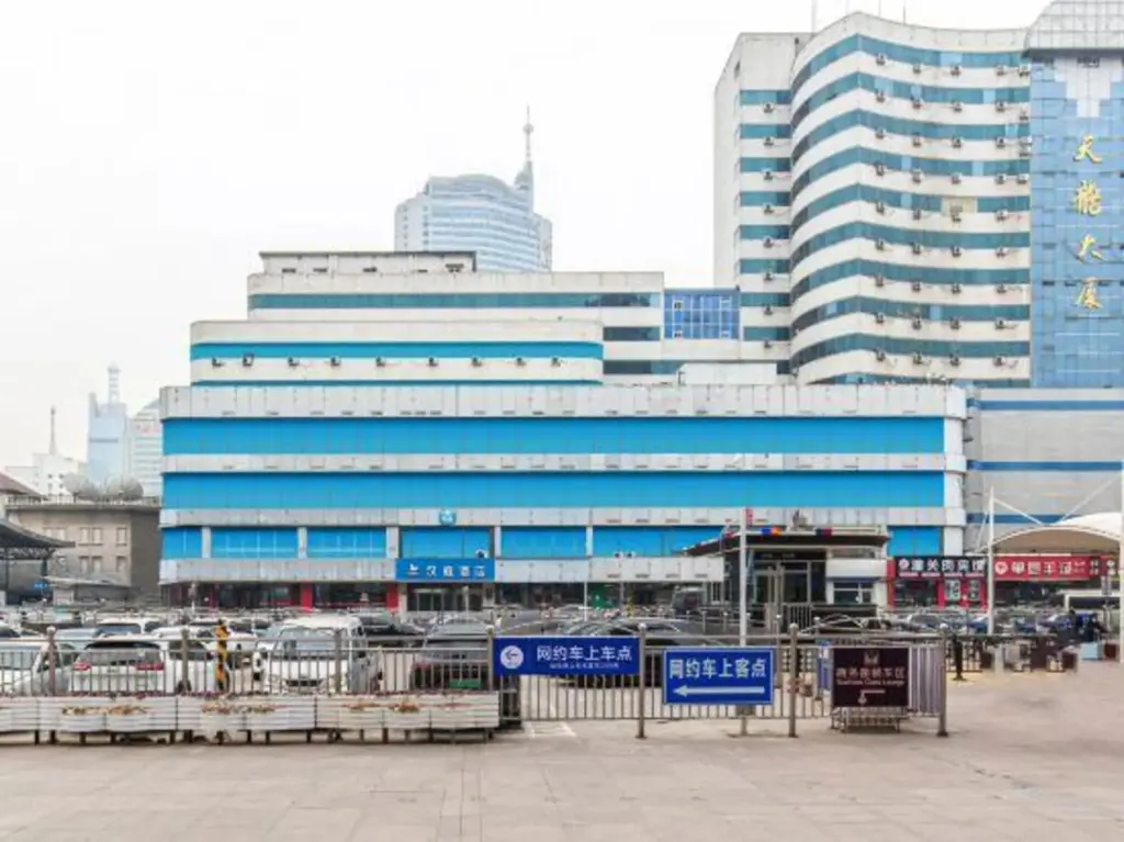 Цзинань: Home Inn JiNan Railway Station Square
