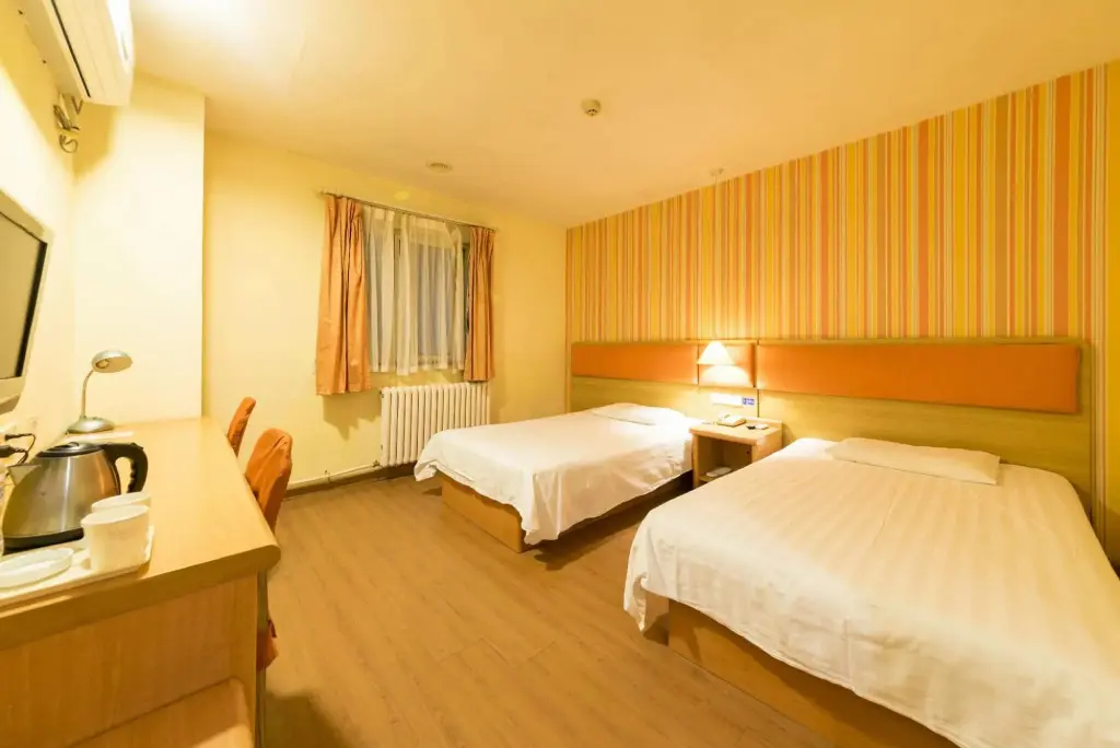 Цзинань: Home Inn JiNan Railway Station Square