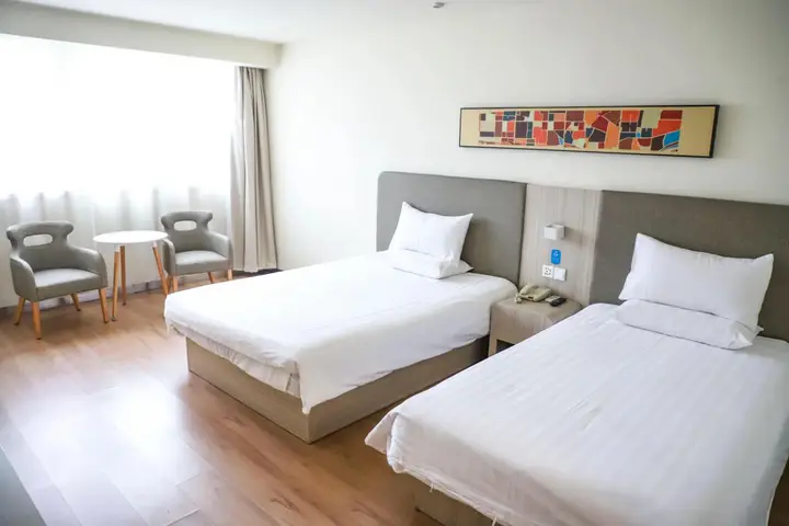 Цзинань: Home Inn JiNan Railway Station Square