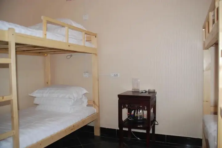 Цзиньчжун: A Piece of Red Cloth Youth Hostel