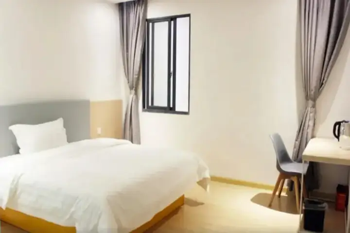 Чунцин: 7 Days Inn (Chongqing Longtousi North Square of North Railway Station)