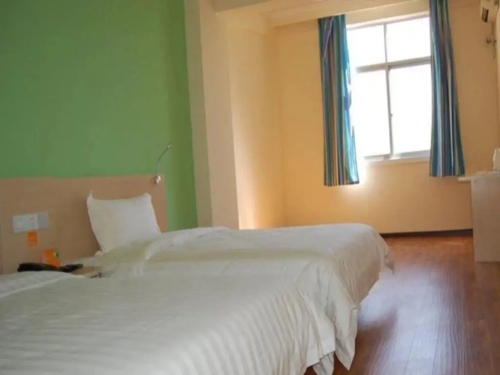Дали: 7 Days Premium Hotel (Dali Erhai High-speed Railway Station)