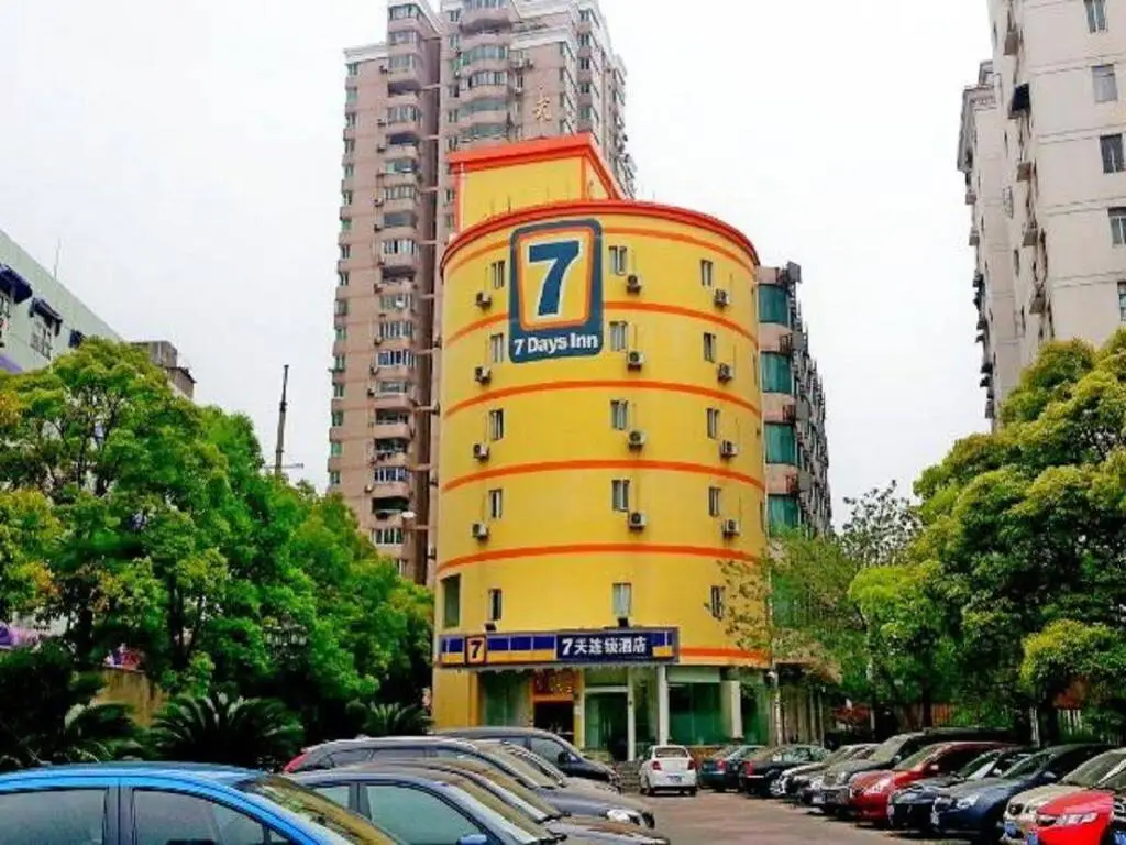 7 Days Inn Shanghai Wuning Caoyang Road Subway Station Branch — фото 1