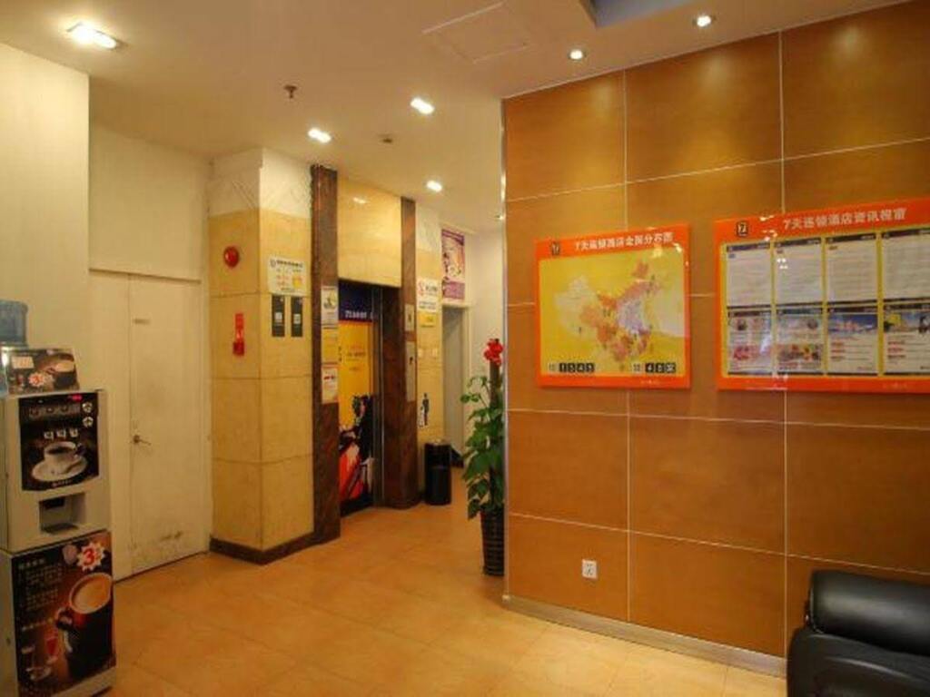 Шанхай: 7 Days Inn Shanghai Wuning Caoyang Road Subway Station Branch