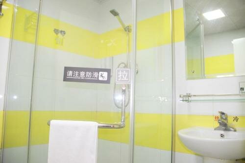 Гуанчжоу: 7 Days Inn Guangzhou Baoye Road Shayuan Metro Station Branch