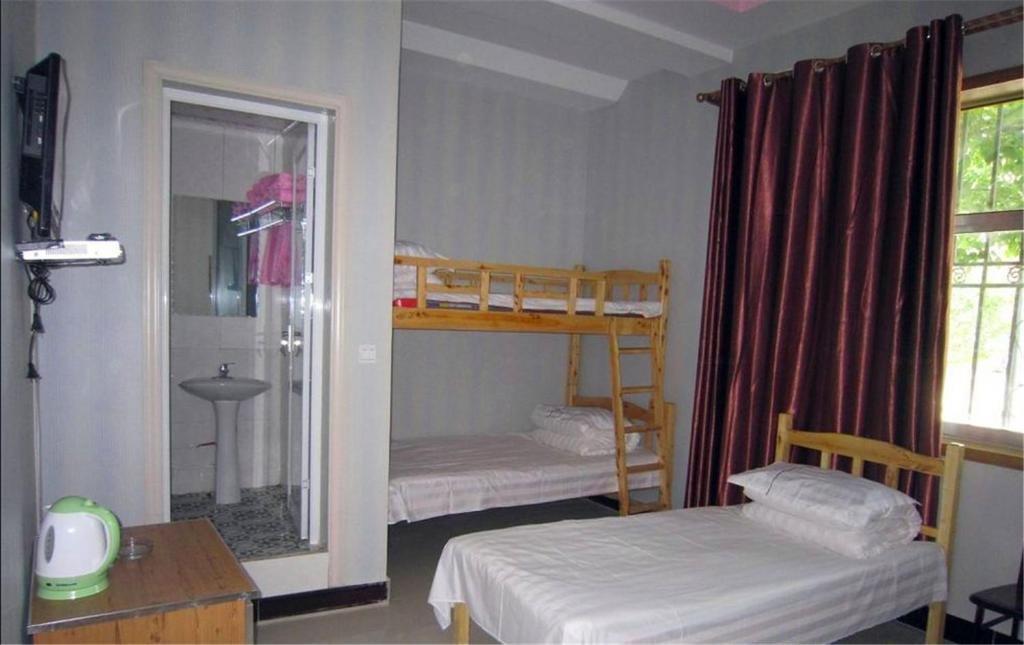 Цзюцюань: Dunhuang Family Youth Hostel