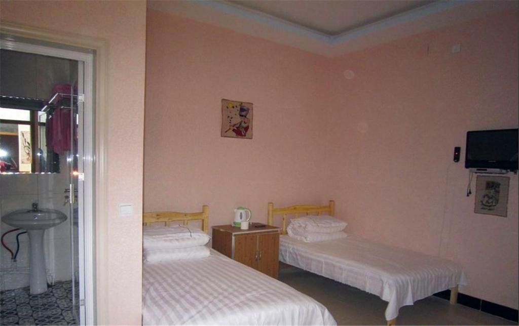 Цзюцюань: Dunhuang Family Youth Hostel