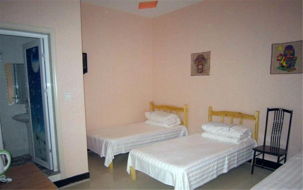 Цзюцюань: Dunhuang Family Youth Hostel
