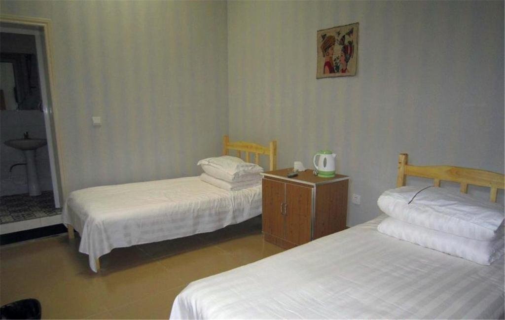 Цзюцюань: Dunhuang Family Youth Hostel