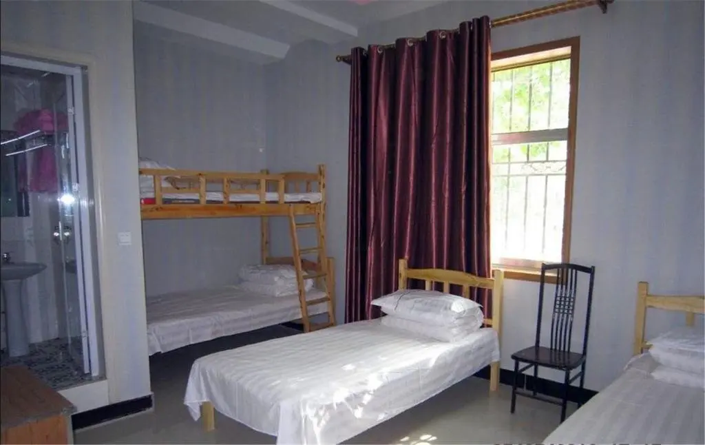 Цзюцюань: Dunhuang Family Youth Hostel