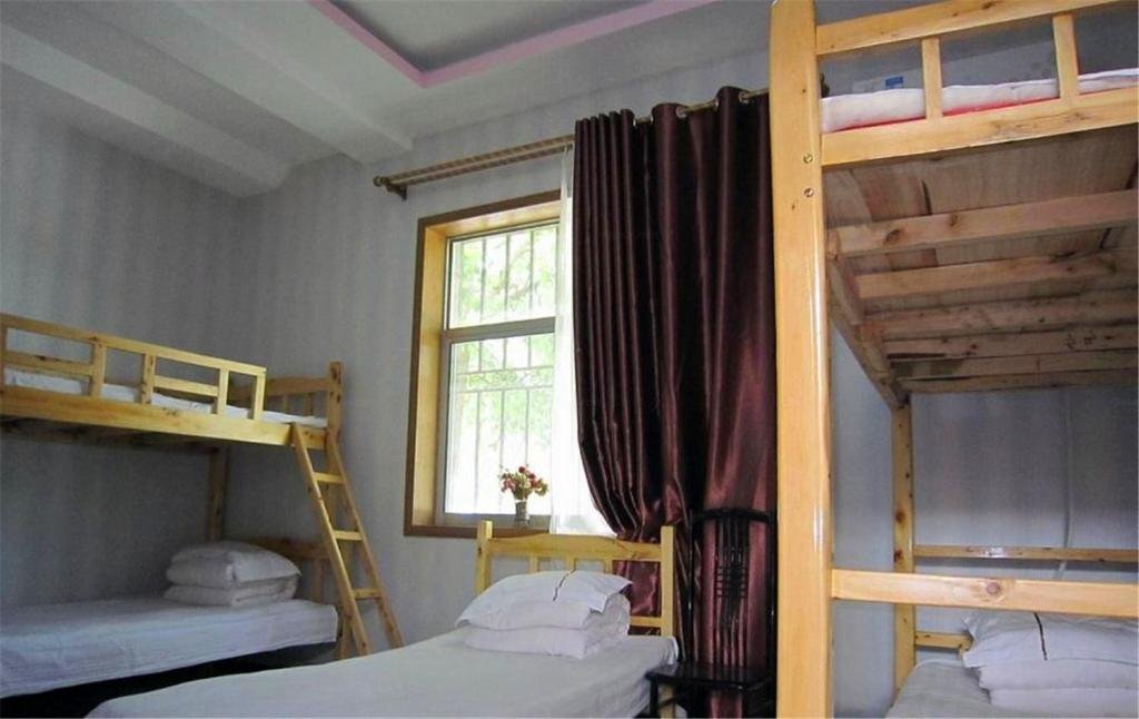 Цзюцюань: Dunhuang Family Youth Hostel