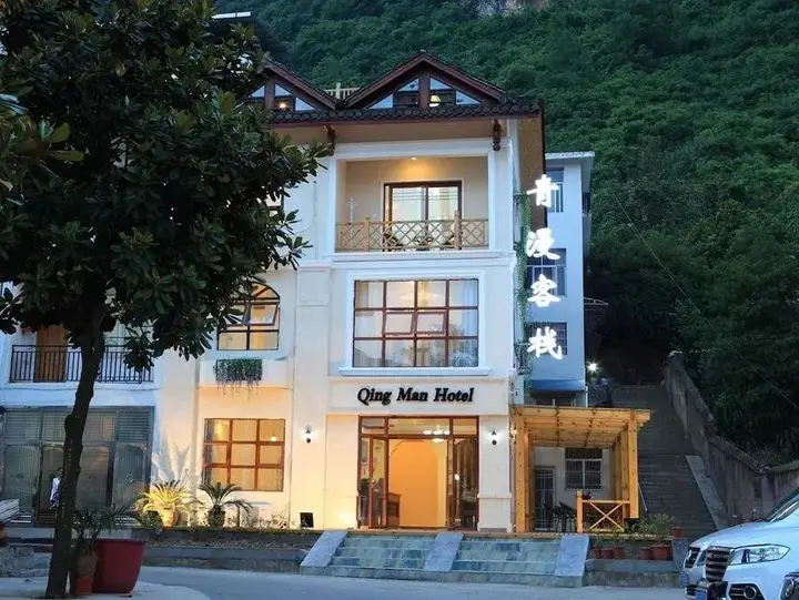 Чжанцзяцзе: Qing Man Inn