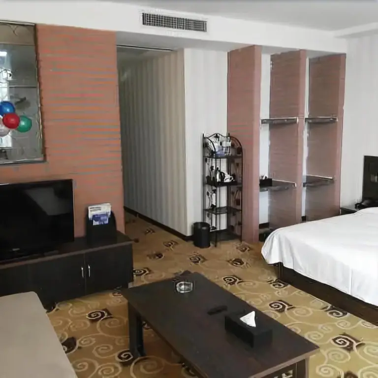 Яньтай: Prague Town Hotel