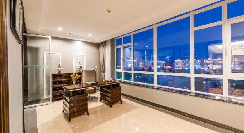 Улан-Хото: Xing'anmeng Biguiyuan Phoenix Hotel