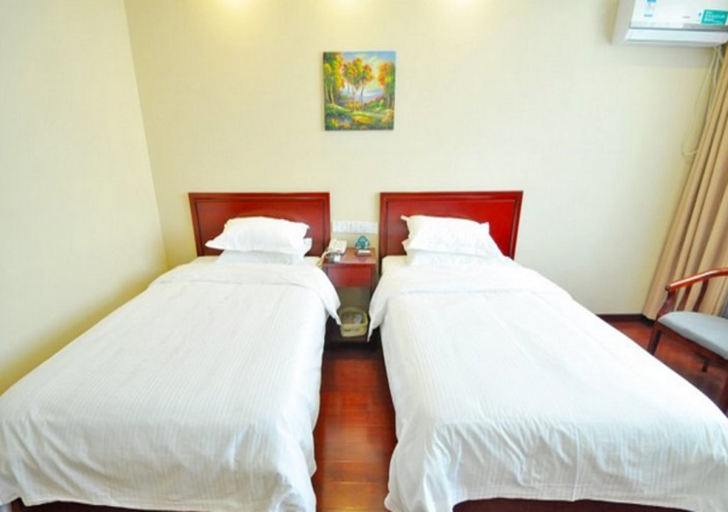 GreenTree Inn LinYi Yitang Town Shuangling Road Express Hotel — фото 1