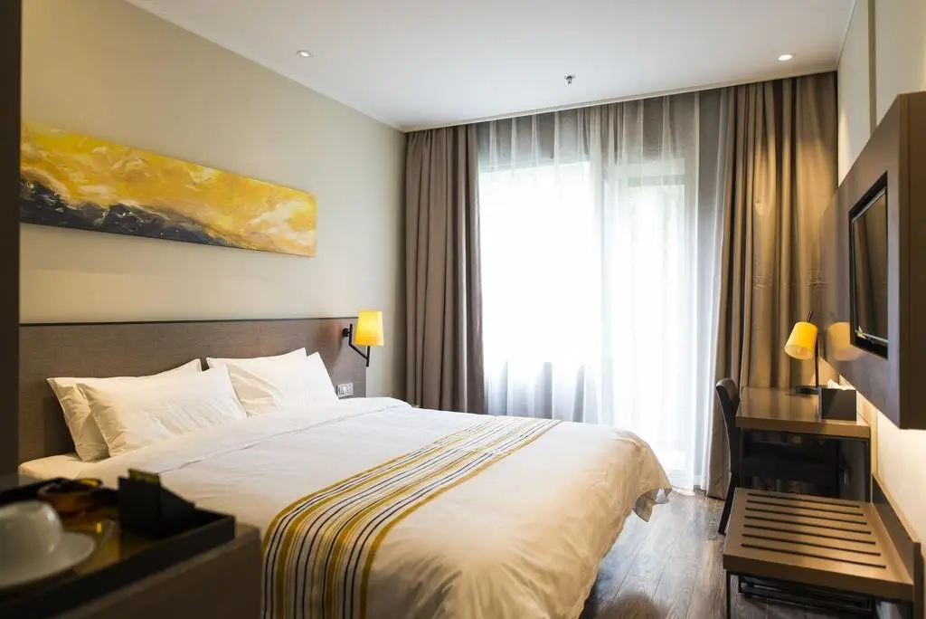 Шанхай: Home Inn Plus Shanghai Xintiandi Lujianbang Road Subway Station