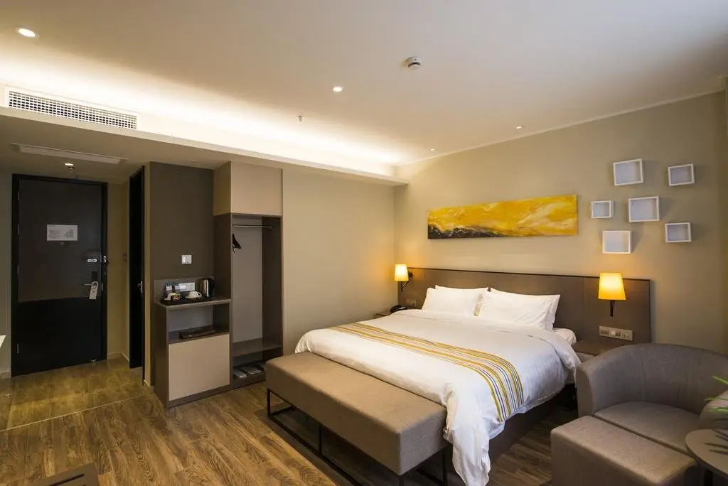 Шанхай: Home Inn Plus Shanghai Xintiandi Lujianbang Road Subway Station