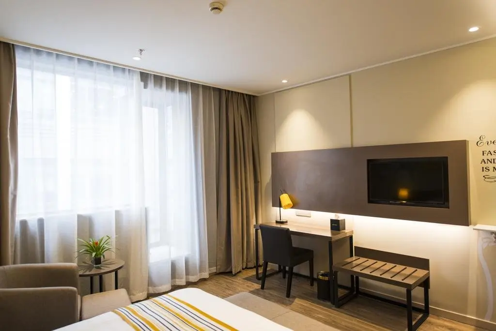 Шанхай: Home Inn Plus Shanghai Xintiandi Lujianbang Road Subway Station