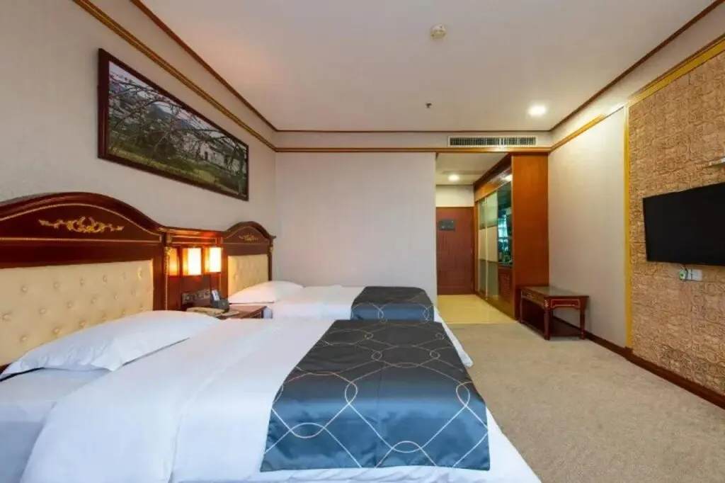 Чжуншань: Chonpines Hotels·Zhongshan Xiaolan LRT Station