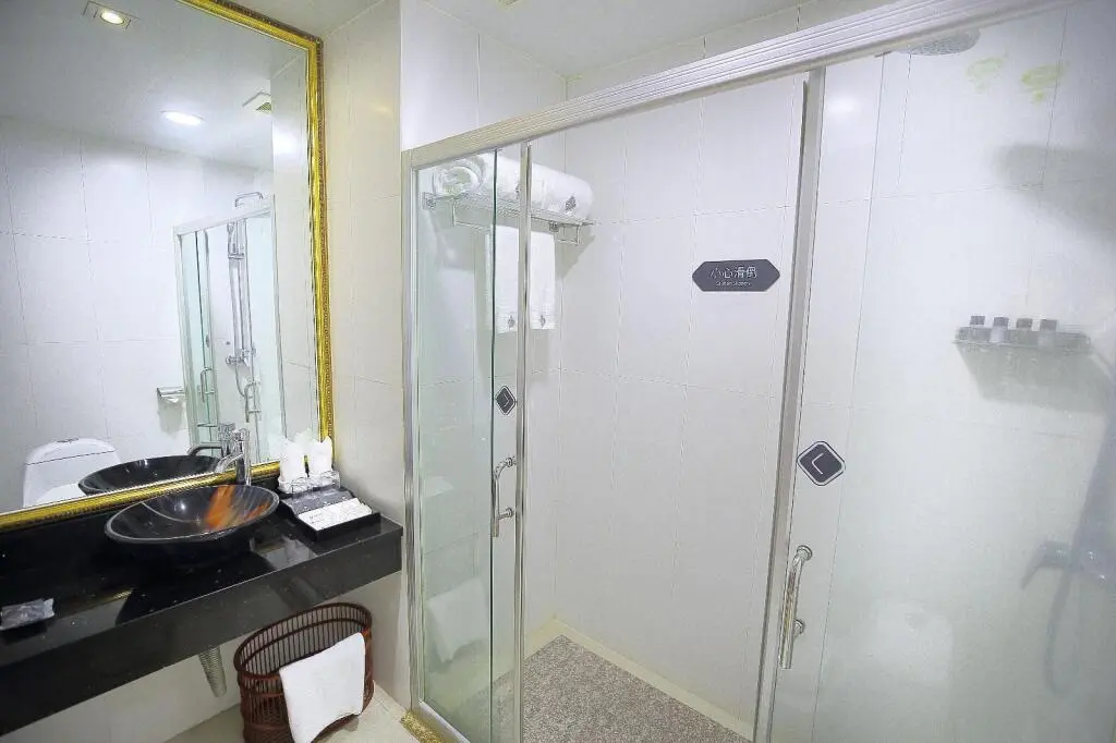 Чжуншань: Chonpines Hotels·Zhongshan Xiaolan LRT Station
