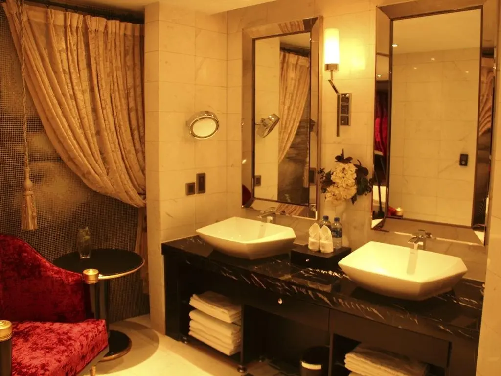 Хэган: Longyun Hotel