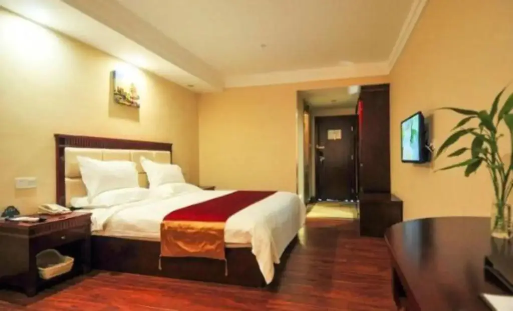 Санья: GreenTree Inn SanYa Jiyang Dist YaLongWan YingBin Ave Hotel