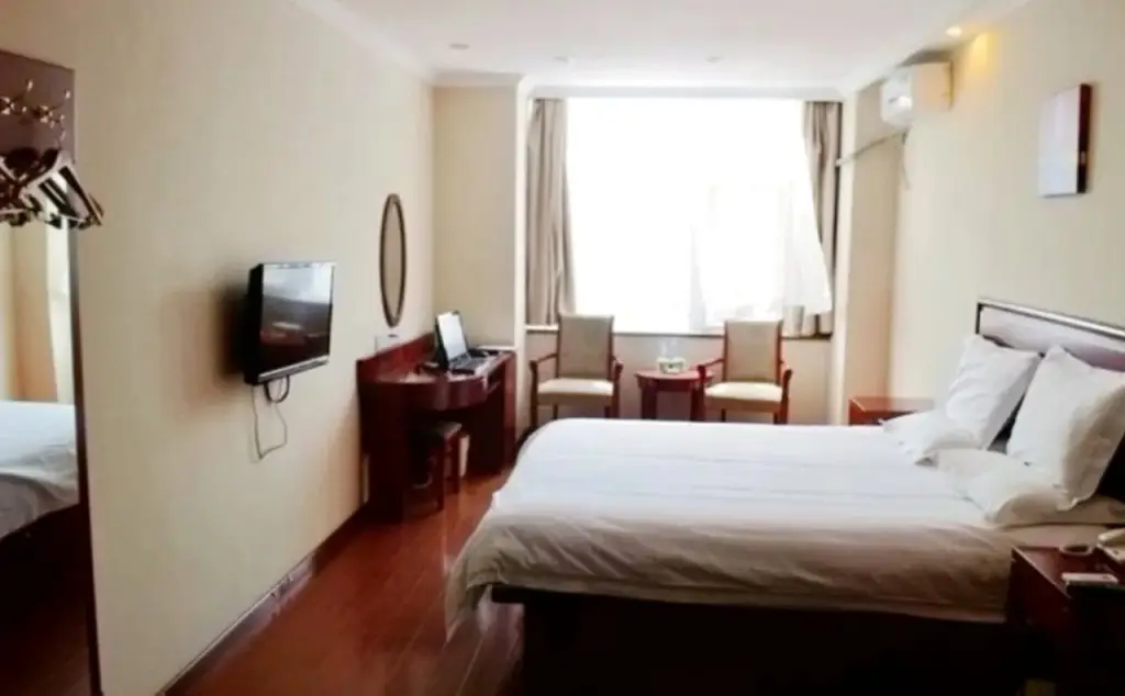 Циньхуандао: GreenTree Inn Qinhuangdao Peace Avenue Express Hotel