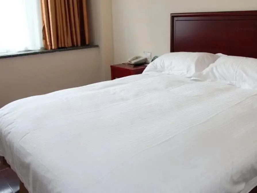 Яньтай: Greentree Inn Yantai Railway Station South Plaza J