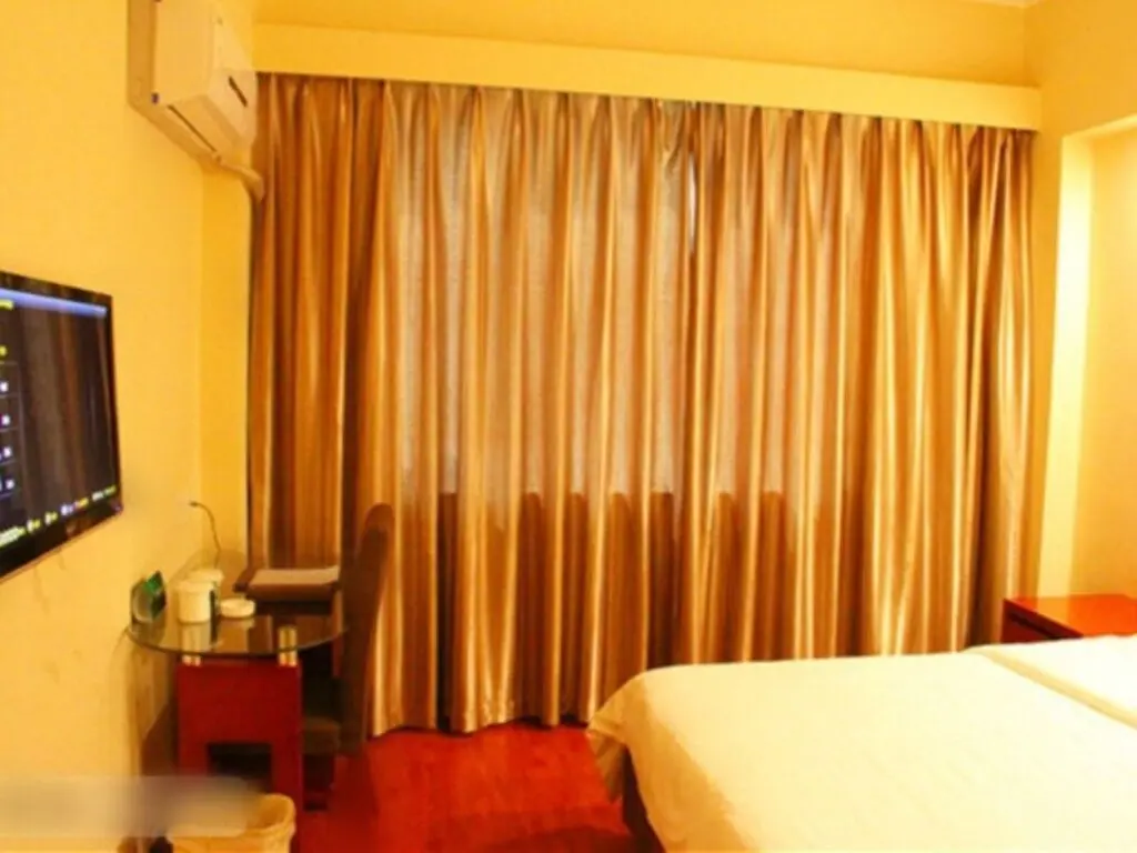 Санья: Greentree Inn Sanya Hexi District International Shopping Center Shell Hotel