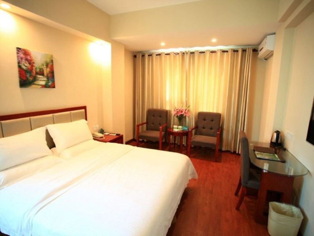 Санья: Greentree Inn Sanya Hexi District International Shopping Center Shell Hotel