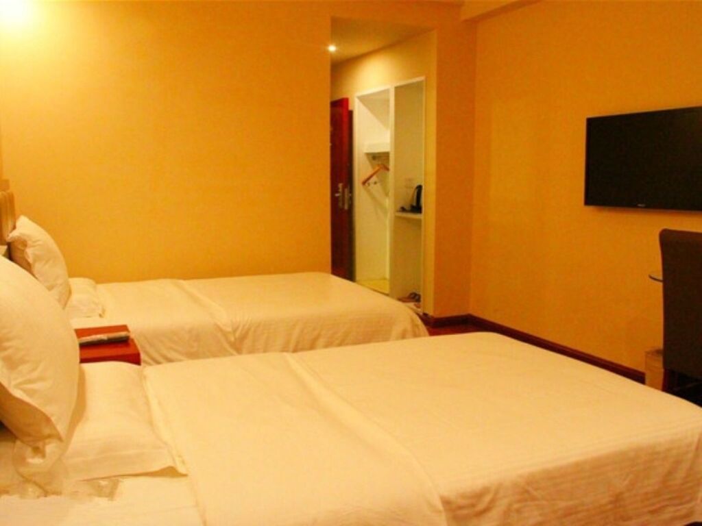Санья: Greentree Inn Sanya Hexi District International Shopping Center Shell Hotel