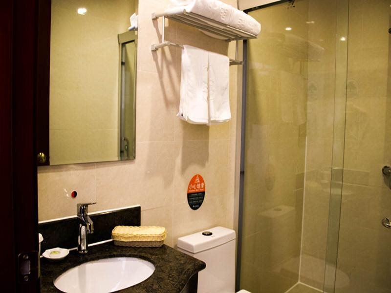 Санья: Greentree Inn Sanya Hexi District International Shopping Center Shell Hotel