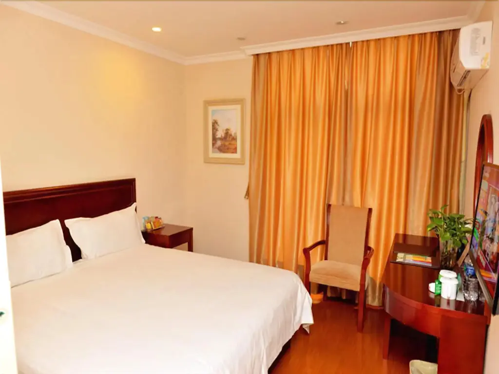 Цзясинь: GreenTree Inn Jiaxing Pinghu Zhapu Jiulong Mountain Express  Hotel