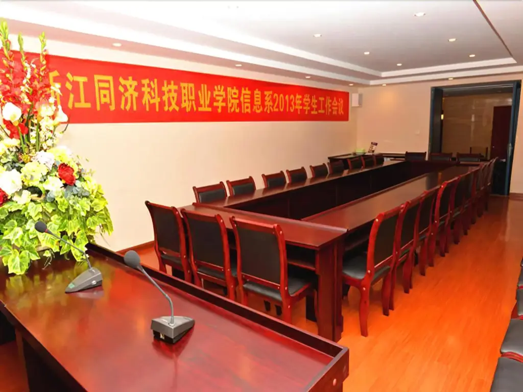 Цзясинь: GreenTree Inn Jiaxing Pinghu Zhapu Jiulong Mountain Express  Hotel