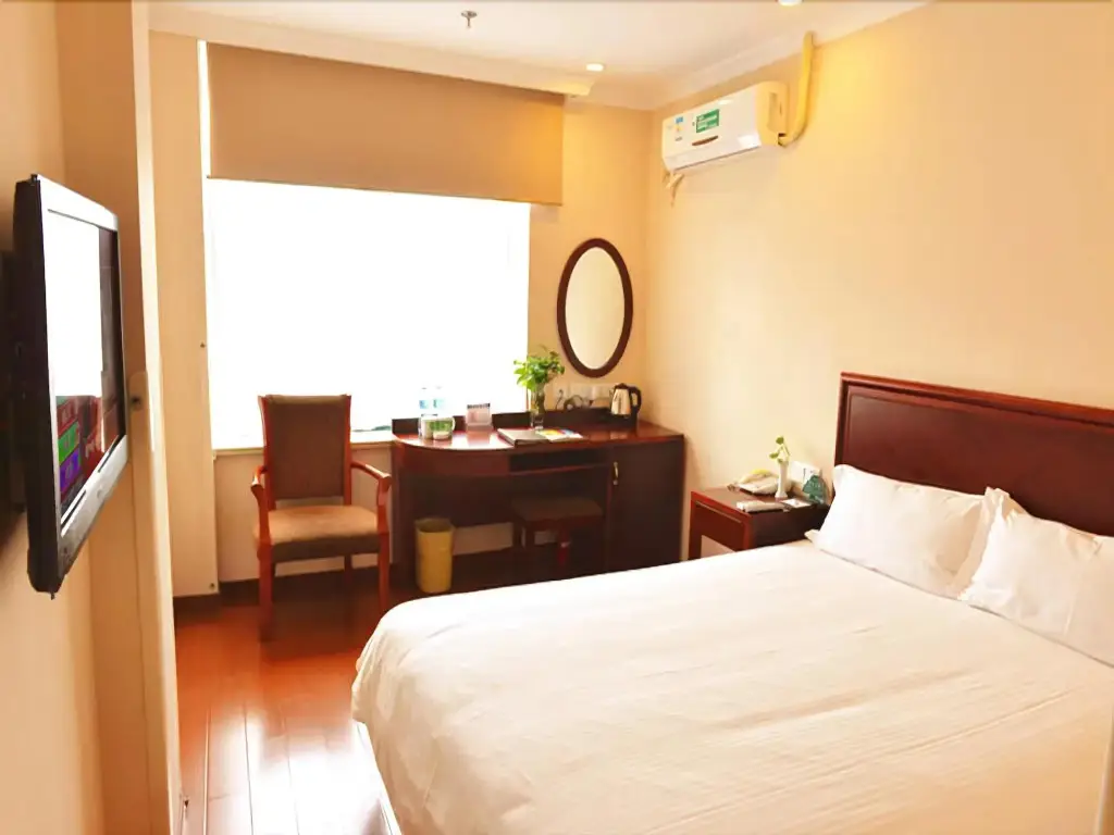 Цзясинь: GreenTree Inn Jiaxing Pinghu Zhapu Jiulong Mountain Express  Hotel