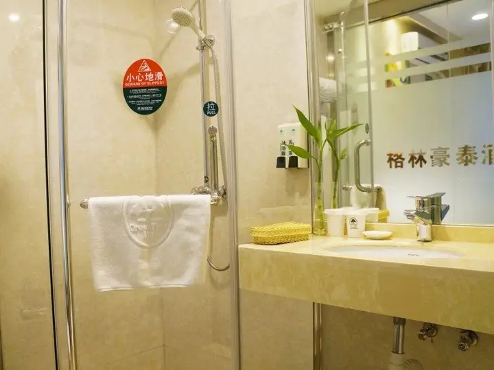 Шанхай: GreenTree Inn Shanghai Xintiandi Laoximen Subway Station Shell Hotel