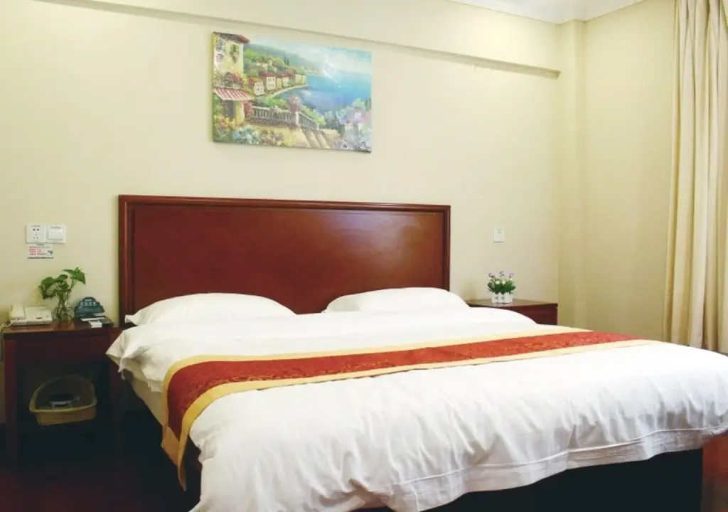 Шанхай: GreenTree Inn Shanghai MinHang ZhuanQiao Subway Station East ZhuanXing Road Shell Hotel