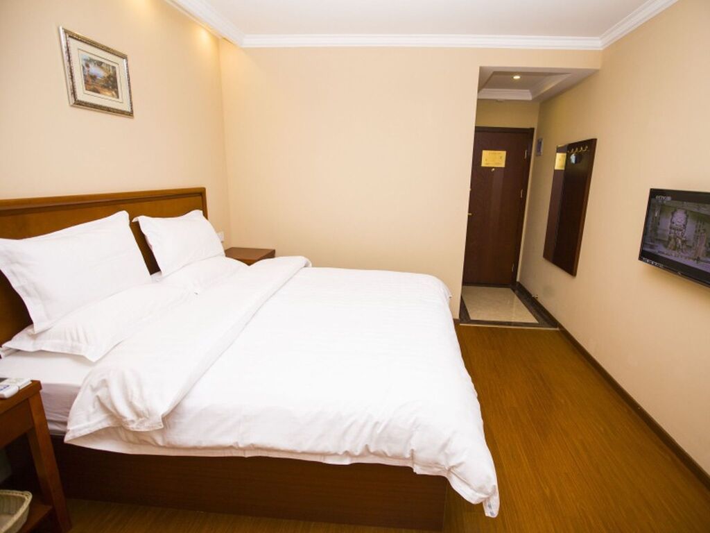 Шанхай: GreenTree Inn Shanghai Hongqiao Airport Huqingping Highway Shell Hotel