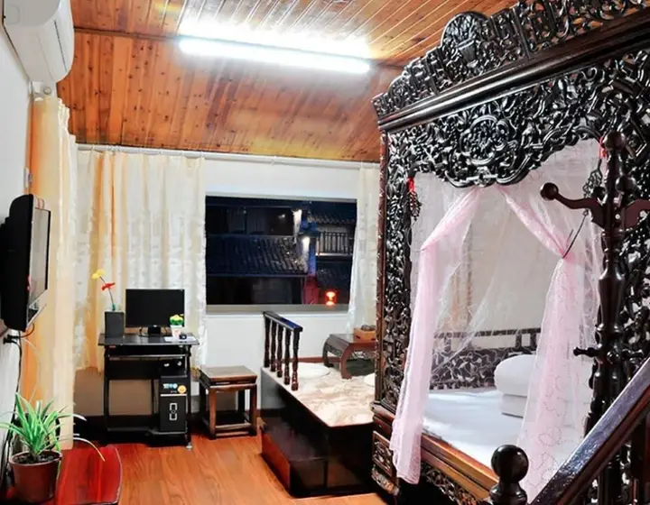 Цзясинь: Xitang Wanghelou Inn