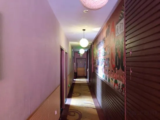 Дацин: Daqing Zhichingchun Holiday Hotel (Baicheng Railway Station)