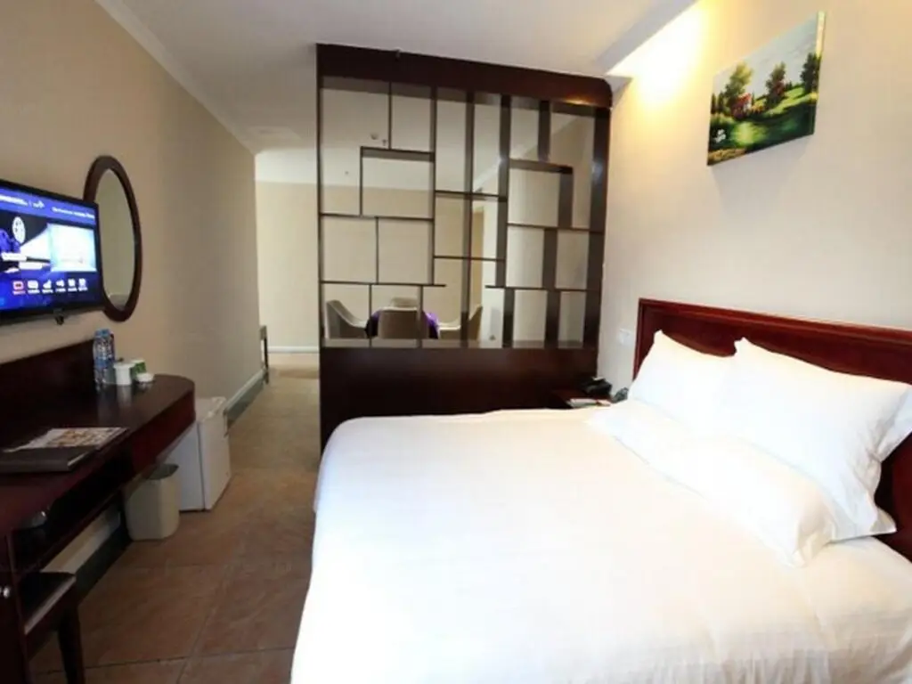 Чунцин: GreenTree Inn ChongQing Yuzhong LiangLuKou Subway Station Express Hotel